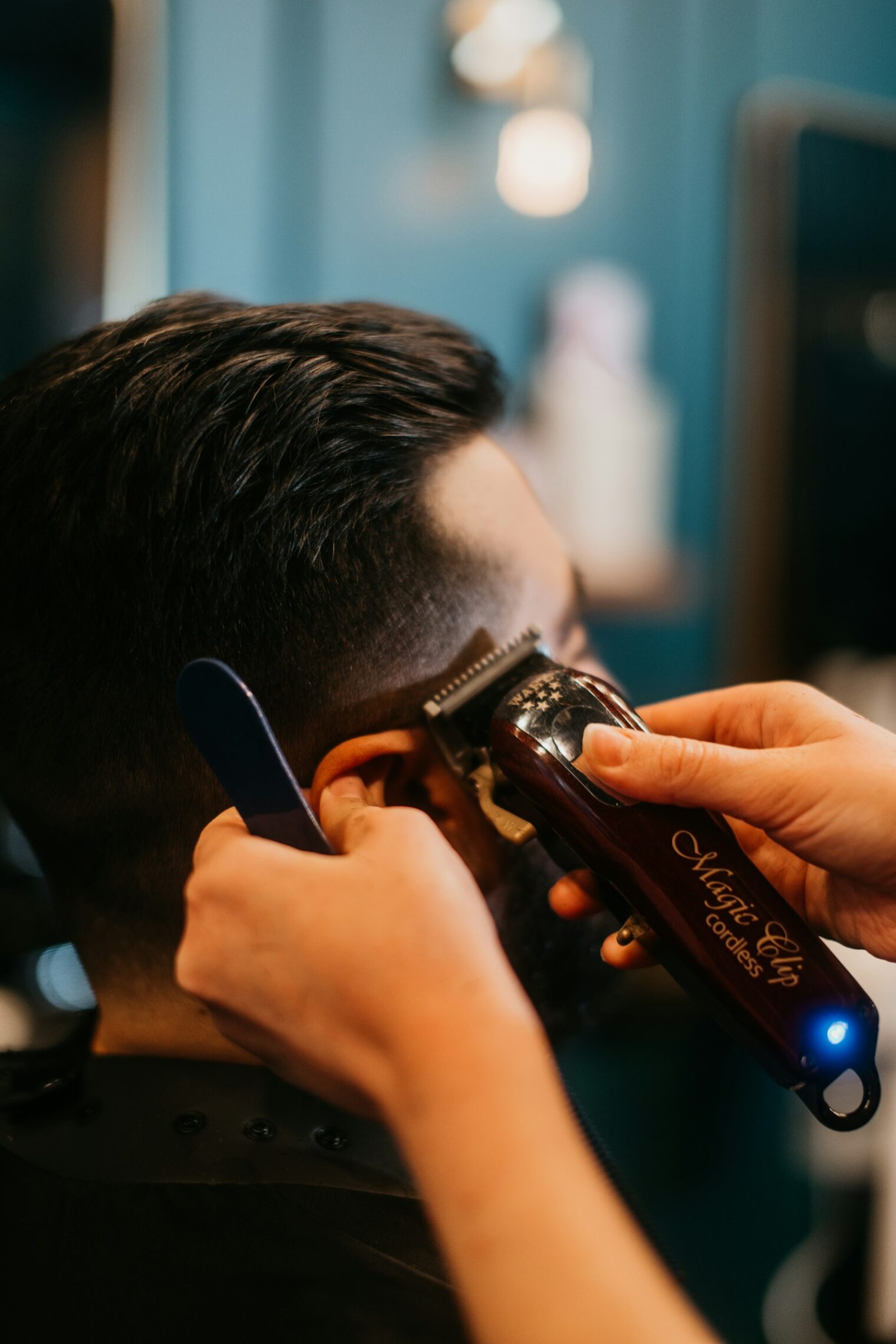 Barber knipt een strakke herenkapsel