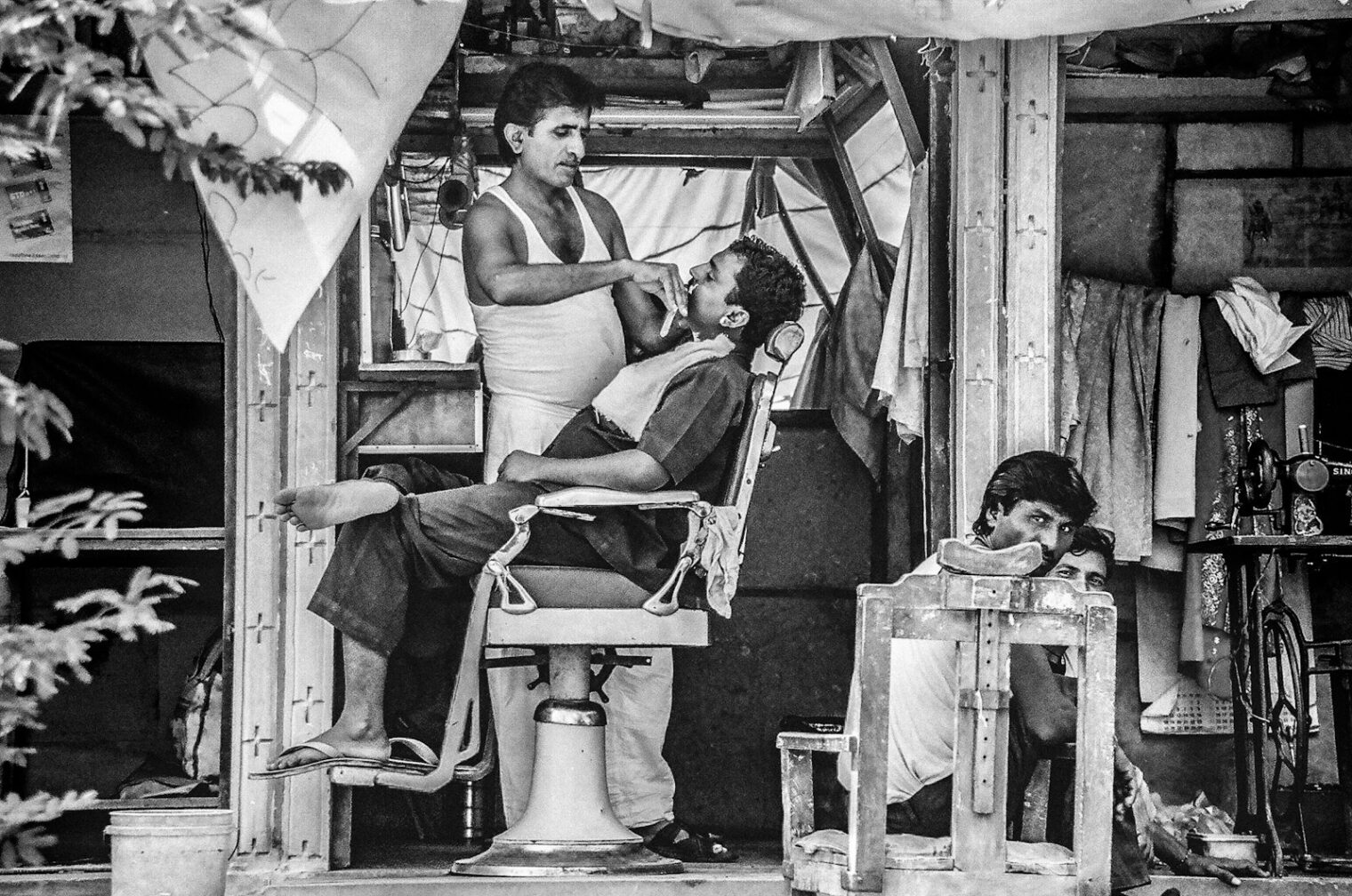 Barber trimt de baard van een klant