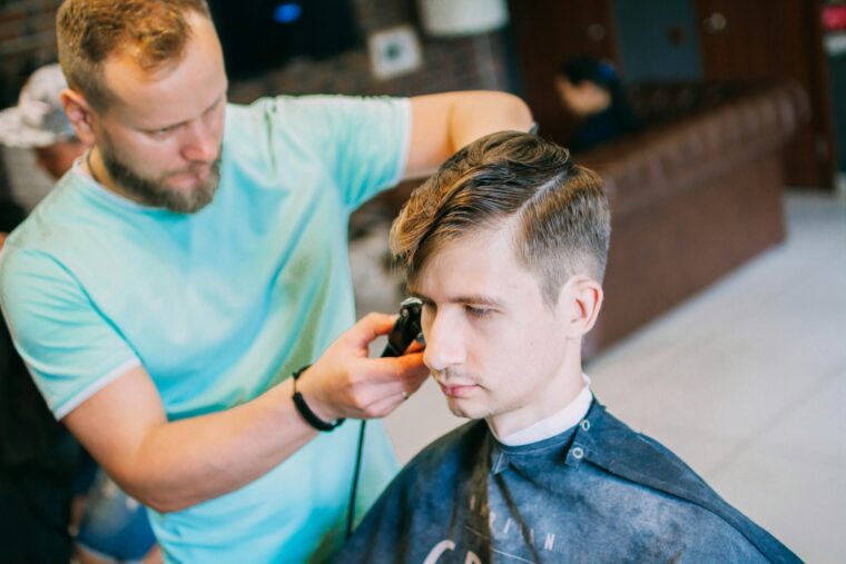 Barber zet een fade met de tondeuse