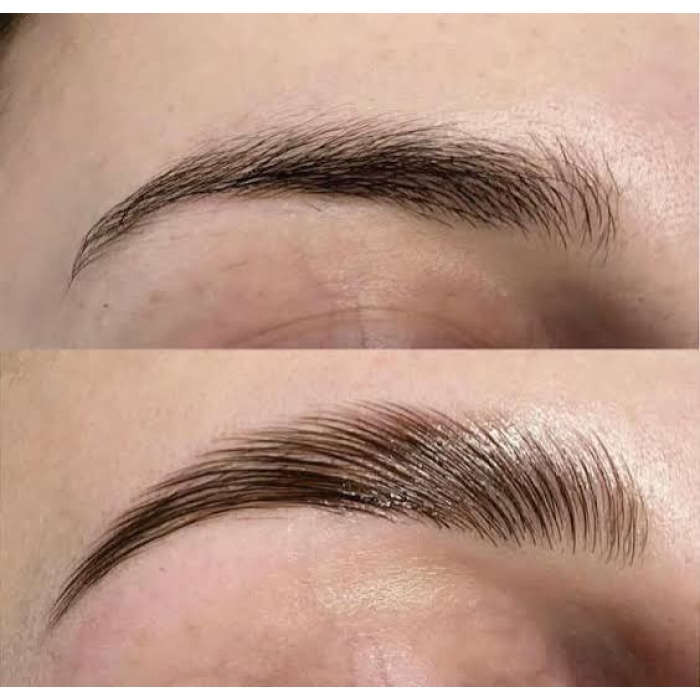 LOLO BrowWax – Professionele Brow Styling voor Perfect Gevormde Wenkbrauwen De LOLO BrowWax is ontwikkeld voor wie wenkbrauwen strak, verzorgd en langdurig in model wil brengen. De wax helpt de haartjes te fixeren, te vormen en netjes op hun plaats te houden zonder dat de wenkbrauwen zwaar of onnatuurlijk ogen. Dankzij de compacte verpakking en meegeleverde brow brush is dit product ideaal voor zowel professioneel gebruik in de salon als voor dagelijkse styling thuis. Waarom kiezen voor LOLO BrowWax? LOLO BrowWax is perfect voor het creëren van een nette, gelifte en verzorgde brow look. De wax geeft grip aan de wenkbrauwhaartjes en maakt het eenvoudig om de gewenste vorm te creëren. Ideaal voor: - brow lifting - strakke wenkbrauwvormen - natuurlijke fluffy brows - laminated brow effect - het temmen van eigenwijze haartjes - professionele finishing na brow treatments Sterke styling met natuurlijke uitstraling De wax helpt de wenkbrauwhaartjes gecontroleerd omhoog of zijwaarts te stylen. Hierdoor kan je zowel een natuurlijke look als een meer uitgesproken brow lift creëren. Het resultaat oogt verzorgd en professioneel zonder dat de wenkbrauwen hard of onnatuurlijk hoeven aan te voelen. Inclusief Brow Brush De set wordt geleverd met een handige wenkbrauwborstel waarmee je de wax gelijkmatig door de haartjes kunt verdelen. Met de spoolie kan je: - de haartjes omhoog borstelen - de wenkbrauwen in vorm brengen - overtollig product verdelen - een luchtig of strak effect creëren Hoe gebruik je LOLO BrowWax? Maak de brow brush licht vochtig indien gewenst. Neem een kleine hoeveelheid wax op met de borstel. Borstel de wenkbrauwhaartjes in de gewenste richting. Voor een gelift effect borstel je de haartjes omhoog en licht naar buiten. Druk de haartjes zachtjes in model en laat de wax fixeren. Voor een intensere hold kan je indien nodig een kleine extra hoeveelheid aanbrengen. Professionele tip Gebruik liever eerst een kleine hoeveelheid product en bouw de hold geleidelijk op. Te veel wax kan de wenkbrauwen zwaarder maken. Voor een strak laminated effect kan je de haartjes na het aanbrengen voorzichtig gladstrijken met de achterkant van de borstel of een geschikte brow tool. Voor wie is LOLO BrowWax geschikt? Geschikt voor: - schoonheidssalons - brow artists - make-up artists - brow lamination finishing - dagelijks thuisgebruik - dunne én volle wenkbrauwen Het resultaat LOLO BrowWax helpt de wenkbrauwen: - beter in model te blijven - voller en netter te ogen - een gelift effect te krijgen - een professionele finish te geven - de natuurlijke vorm beter te accentueren Premium webshoptekst De LOLO BrowWax is een professionele stylingwax voor perfect gevormde wenkbrauwen. De formule helpt de haartjes te fixeren en maakt het eenvoudig om zowel natuurlijke fluffy brows als een strak gelift brow effect te creëren. Inclusief handige brow brush voor nauwkeurig aanbrengen en stylen. Perfect voor professionele brow artists én voor dagelijkse styling thuis. Verkrijgbaar bij Flaka.be.