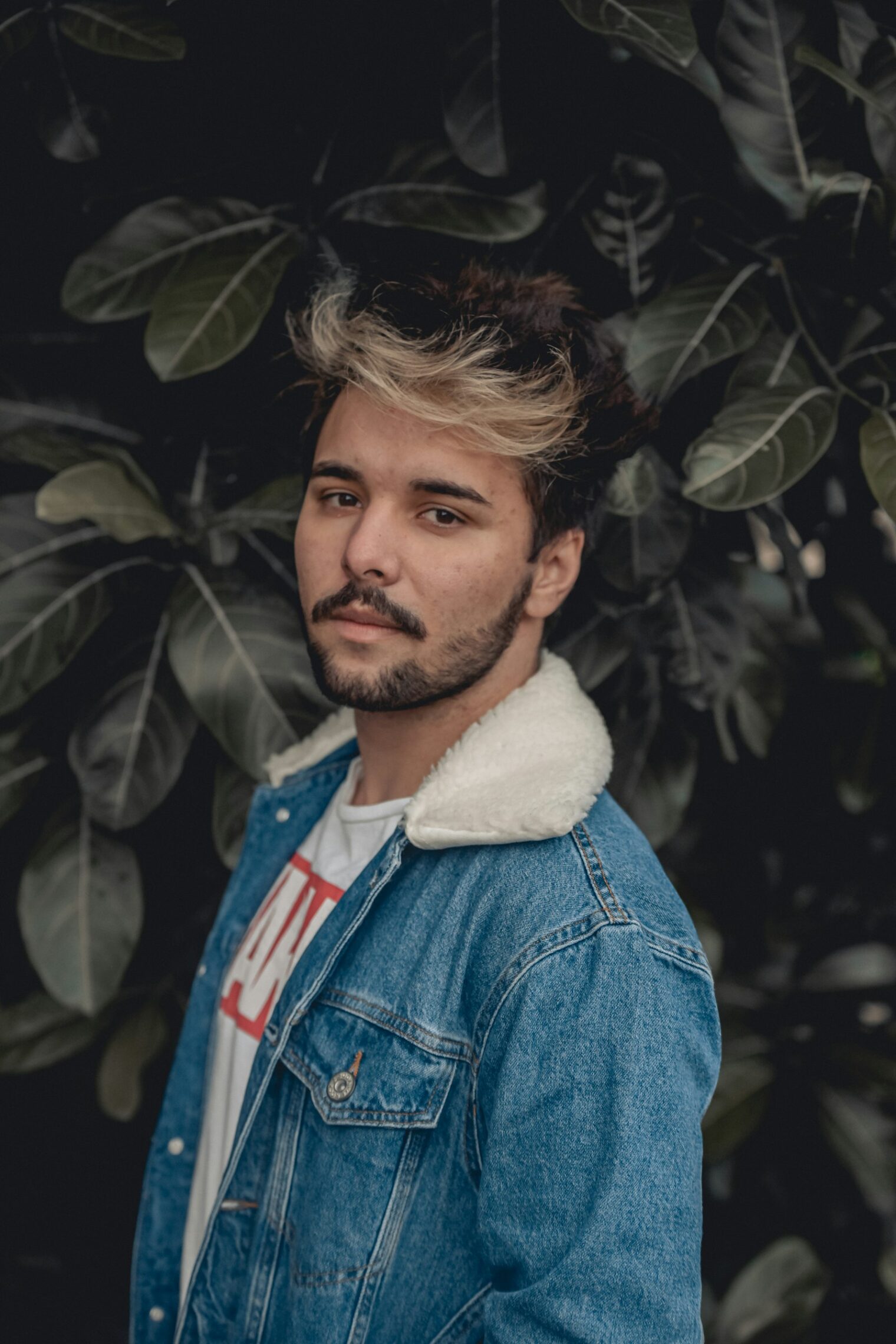 Man met quiff kapsel in denim jas