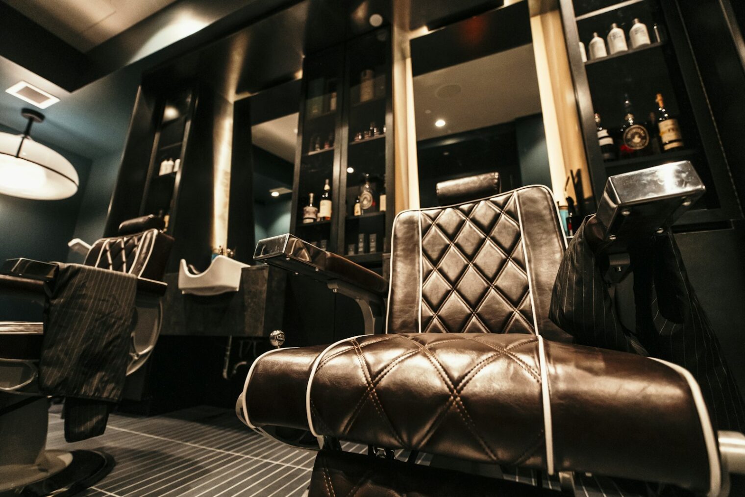 Moderne barbershop met barberstoel en spiegel