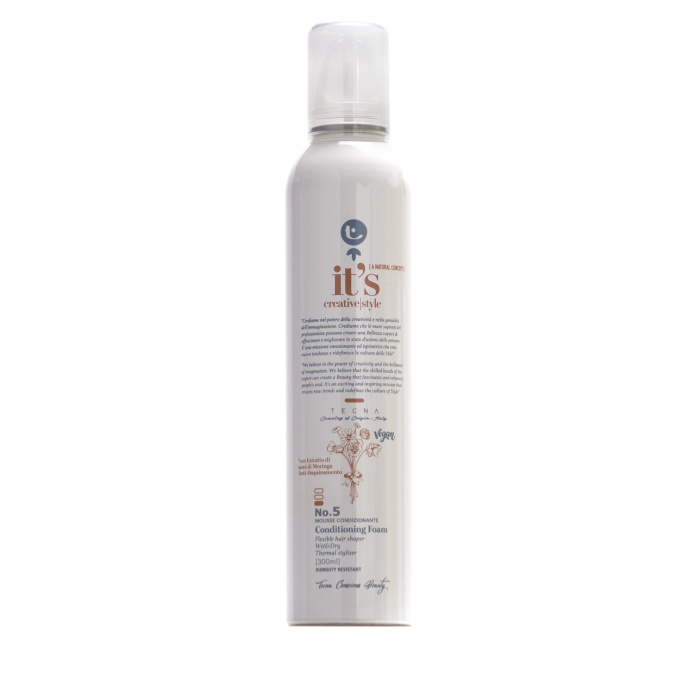 TECNA It’s No.5 Conditioning Foam 300 ml De TECNA It’s No.5 Conditioning Foam is een professionele stylingmousse die verzorging en styling combineert. De mousse helpt het haar vorm, souplesse en controle te geven zonder het zwaar te maken. Ideaal voor föhnstyling, volume en kapsels die flexibel in model moeten blijven. Volgens de verpakking is het product vegan, bevat het Moringa-extract en is het ontwikkeld met aandacht voor anti-pollution verzorging. Belangrijkste voordelen - Geeft flexibele stylingcontrole - Helpt het haar in model te brengen - Ondersteunt volume en beweging - Maakt het haar beter handelbaar - Ideaal voor föhnstyling - Geschikt voor droog en nat haar - Helpt het haar soepel te houden - Met Moringa-extract - Vegan volgens de verpakking - Humidity resistant volgens de verpakking Voor welk haartype? Geschikt voor: - fijn haar - normaal haar - golvend haar - haar dat extra volume nodig heeft - haar dat flexibel gestyled moet worden - alle haartypes die extra vorm en controle nodig hebben Gebruiksaanwijzing Schud de bus goed voor gebruik. Breng een kleine hoeveelheid TECNA No.5 Conditioning Foam aan op de handpalm. Verdeel gelijkmatig over handdoekdroog of vochtig haar. Kam het product licht door voor een gelijkmatige verdeling. Föhn en style het haar daarna zoals gewenst. Niet uitspoelen. Professionele tip Gebruik een kleine hoeveelheid bij fijn haar om het haar luchtig te houden. Voor extra volume kan je het product vooral bij de haaraanzet aanbrengen en het haar tijdens het föhnen optillen met een ronde borstel. Resultaat Na gebruik voelt het haar: - voller - soepeler - beter handelbaar - flexibel gestyled - professioneel afgewerkt Premium webshoptekst TECNA It’s No.5 Conditioning Foam 300 ml is een professionele stylingmousse die het haar helpt vorm te geven, volume te ondersteunen en tegelijk soepel te houden. Ideaal voor föhnstyling en kapsels die een natuurlijke, flexibele finish nodig hebben. Verkrijgbaar bij Flaka.be.