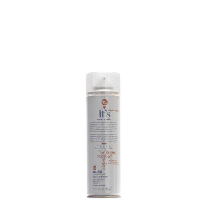 TECNA It’s No.88 Stylizing Spray 200 ml De TECNA It’s No.88 Stylizing Spray is een professionele styling spray met extra sterke hold voor kapsels die langdurige fixatie, structuur en controle nodig hebben. Ideaal voor creatieve styling, opsteekkapsels, strakke looks en kapsels die de hele dag mooi in model moeten blijven. Volgens de verpakking bevat de formule Moringa-extract, is het product vegan en biedt het een sterke fixatie met vochtbestendige eigenschappen. Belangrijkste voordelen - Extra sterke fixatie - Helpt het kapsel langdurig in model te houden - Ideaal voor creatieve en technische styling - Geeft structuur en controle - Geschikt voor opsteekkapsels en strakke looks - Helpt weerstand te bieden tegen vochtigheid - Met Moringa-extract - Vegan volgens de verpakking - Geschikt voor professioneel salon- en thuisgebruik Voor welk haartype? Geschikt voor: - alle haartypes - kort en halflang haar - lang haar en opsteekkapsels - haar dat extra stevigheid nodig heeft - kapsels die langdurige fixatie vragen - creatieve en technische styling Gebruiksaanwijzing Spray TECNA No.88 Stylizing Spray op droog haar vanaf ongeveer 20 tot 30 cm afstand. Gebruik een lichte hoeveelheid voor algemene fixatie. Breng extra product aan op specifieke zones wanneer meer stevigheid gewenst is. Voor creatieve styling kan het product ook tijdens het modelleren in kleine hoeveelheden worden gebruikt. Niet uitspoelen. Professionele tip Werk liever in meerdere dunne lagen dan één zware laag. Zo krijg je een sterke fixatie zonder dat het haar onnodig zwaar aanvoelt. Voor opsteekkapsels en strakke looks kan je de spray per sectie gebruiken voor maximale controle. Resultaat Na gebruik blijft het kapsel: - stevig in model - beter gecontroleerd - meer gedefinieerd - langdurig gefixeerd - professioneel afgewerkt Premium webshoptekst TECNA It’s No.88 Stylizing Spray 200 ml is een professionele sterke styling spray voor klanten die maximale controle en langdurige fixatie willen. De formule helpt het kapsel stevig in model te houden en is ideaal voor creatieve styling, opsteekkapsels en looks die extra hold nodig hebben. Verkrijgbaar bij Flaka.be.