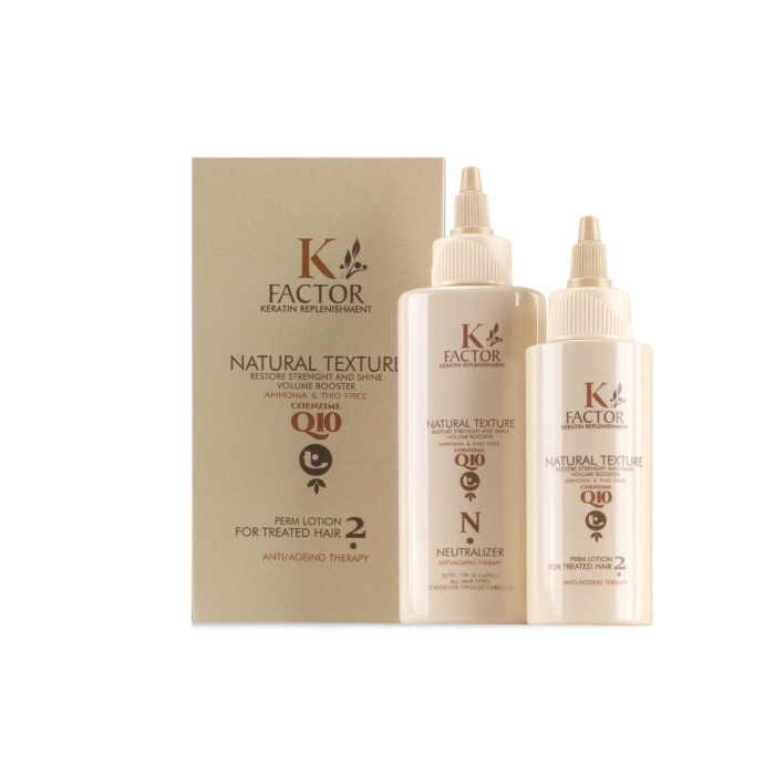 TECNA K Factor Natural Texture 2 – Treated Hair De TECNA K Factor Natural Texture 2 is een professionele permanentbehandeling die speciaal is ontwikkeld voor behandeld, gekleurd of chemisch belast haar. Het systeem helpt het haar langdurige beweging, krul en volume te geven, terwijl de haarvezel zo zorgvuldig mogelijk wordt behandeld. Volgens de verpakking is de formule ammonia- en thio-vrij, bevat ze Coenzyme Q10 en maakt ze deel uit van het Keratin Replenishment-concept. Belangrijkste voordelen Speciaal ontwikkeld voor behandeld haar Geeft langdurige krul, beweging en volume Helpt het haar professioneel in model te brengen Met Coenzyme Q10 Keratin Replenishment-concept Ammonia & Thio Free volgens de verpakking Inclusief neutralizer Professioneel salonproduct Voor welk haartype? Geschikt voor: gekleurd haar behandeld haar chemisch belast haar haar dat professioneel gepermanent moet worden haar dat meer volume, krul of beweging nodig heeft Inhoud van het systeem Perm Lotion No.2 – For Treated Hair De permanentlotion is afgestemd op behandeld haar en helpt de haarstructuur tijdelijk te veranderen zodat een nieuwe krul- of golfvorm kan worden gecreëerd. Neutralizer De neutralizer wordt na de lotion gebruikt om de nieuwe vorm te stabiliseren en de permanentbehandeling af te sluiten. Professionele gebruiksaanwijzing Dit product is bedoeld voor professioneel gebruik. Voer vóór de behandeling altijd een haaranalyse en indien nodig een loktest uit. Was het haar indien gewenst met een milde shampoo en droog het handdoekdroog. Verdeel het haar in secties en rol het op permanentwikkels. Breng de Perm Lotion No.2 gelijkmatig aan. Controleer de ontwikkeling regelmatig, vooral bij poreus of eerder behandeld haar. Spoel de lotion grondig uit terwijl de rollers blijven zitten. Verwijder overtollig water. Breng vervolgens de Neutralizer gelijkmatig aan en laat inwerken volgens het professionele behandelingsprotocol. Verwijder de rollers voorzichtig en werk de behandeling af. Belangrijk Niet gebruiken op ernstig beschadigd, zeer elastisch of extreem poreus haar zonder voorafgaande test. Contact met ogen en geïrriteerde huid vermijden. Draag geschikte handschoenen tijdens de behandeling. Resultaat Bij correct professioneel gebruik helpt het systeem het haar: meer volume te geven een blijvende krul- of golfvorm te geven meer beweging te geven beter in model te houden verzorgd en professioneel te laten ogen Premium webshoptekst TECNA K Factor Natural Texture 2 is een professioneel permanentsysteem voor behandeld haar. De combinatie van Perm Lotion No.2 en Neutralizer helpt langdurige krul, beweging en volume te creëren, met aandacht voor haar dat al chemisch of cosmetisch behandeld is. Met Coenzyme Q10 en het Keratin Replenishment-concept voor een professionele salonbehandeling. Verkrijgbaar bij Flaka.be.