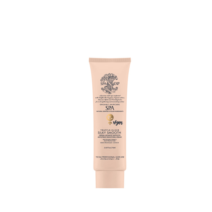 TECNA SPA TRUFFLE-ELIXIR SILKY SMOOTH 75 ML De TECNA SPA Silky Smooth is een professionele leave-in smoothing cream voor haar dat gladder, zachter en beter handelbaar moet worden. De formule is ontwikkeld om pluis en weerbarstigheid te helpen verminderen en ondersteunt een zijdezachte, verzorgde finish. Volgens de verpakking is het product verrijkt met Truffle-Elixir, bevat het natuurlijk afgeleide en vegan ingrediënten en biedt het heat protection. BELANGRIJKSTE VOORDELEN Helpt het haar gladder en zachter te maken Ondersteunt een zijdezachte finish Helpt pluis en weerbarstigheid te verminderen Maakt het haar beter handelbaar Ideaal vóór föhnen of stijlen Met Truffle-Elixir Heat protection volgens de verpakking Vegan volgens de verpakking Leave-in: niet uitspoelen Geschikt voor professioneel salon- en thuisgebruik VOOR WELK HAARTYPE? Bijzonder geschikt voor: droog haar pluizig haar weerbarstig haar poreus haar chemisch behandeld haar haar dat moeilijk glad te stylen is haar dat extra zachtheid en controle nodig heeft GEBRUIKSAANWIJZING Breng een kleine hoeveelheid TECNA SPA Silky Smooth aan op schoon, handdoekdroog haar. Verdeel gelijkmatig over de lengtes en punten. Kam het haar voorzichtig door voor een egale verdeling. Niet uitspoelen. Föhn het haar daarna glad of style het verder zoals gewenst. PROFESSIONELE TIP Gebruik bij fijn haar slechts een kleine hoeveelheid om het haar luchtig te houden. Bij dik, droog of zeer pluizig haar kan iets meer product op de lengtes en punten worden aangebracht. Voor een extra gladde finish werk je sectie per sectie tijdens het föhnen. RESULTAAT Na gebruik helpt de crème het haar: gladder te laten ogen zachter te laten aanvoelen beter handelbaar te maken pluis te verminderen meer glans te geven professioneel verzorgd af te werken TECNA SPA Truffle-Elixir Silky Smooth 75 ml is een luxe leave-in smoothing cream voor droog, pluizig en weerbarstig haar. De formule met Truffle-Elixir helpt het haar zijdezacht, glad en beter controleerbaar te maken en biedt ondersteuning bij warmtestyling. Verkrijgbaar bij Flaka.be.
