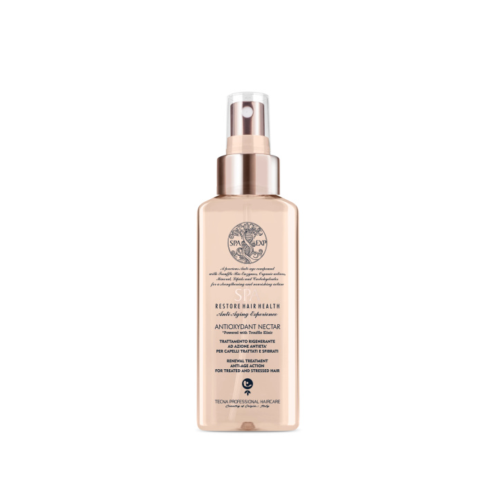 tum bilgiler TECNA SPA Restore Hair Health Antioxidant Nectar 150 ml De TECNA SPA Antioxidant Nectar is een professionele leave-in verzorging voor behandeld, droog, verzwakt en gestrest haar. De formule is ontwikkeld binnen de SPA Restore Hair Health Anti-Aging Experience en helpt het haar intensief te verzorgen, te vernieuwen en een zachtere, glanzendere en meer verzorgde uitstraling te geven. Volgens de verpakking is het product verrijkt met Truffle Elixir en een anti-aging complex met onder andere bio-enzymen, organische zuren, mineralen, lipiden en koolhydraten. Belangrijkste voordelen Professionele anti-aging haarverzorging Helpt droog en gestrest haar intensief te verzorgen Ondersteunt de zachtheid en souplesse van het haar Helpt het haar glanzender en vitaler te laten ogen Ideaal voor chemisch behandeld en verzwakt haar Met Truffle Elixir Geschikt voor professioneel salon- en thuisgebruik Leave-in verzorging volgens producttype Voor welk haartype? Bijzonder geschikt voor: chemisch behandeld haar gekleurd haar geblondeerd haar droog en gedehydrateerd haar beschadigd en poreus haar verzwakt haar dof en gestrest haar Gebruiksaanwijzing Breng een kleine hoeveelheid TECNA SPA Antioxidant Nectar aan op schoon, handdoekdroog haar. Verdeel gelijkmatig over de lengtes en punten. Kam het haar voorzichtig door voor een egale verdeling. Niet uitspoelen. Föhn en style het haar daarna zoals gewenst. Professionele tip Gebruik vooral op de meest droge, poreuze en beschadigde zones. Bij fijn haar is een kleine hoeveelheid voldoende. Combineer met andere producten uit de TECNA SPA Restore Hair Health-lijn voor een intensievere professionele verzorgingsroutine. Resultaat Na gebruik helpt het product het haar: zachter te maken soepeler te laten aanvoelen beter handelbaar te maken meer glans te geven minder droog te laten ogen professioneel verzorgd af te werken Premium webshoptekst TECNA SPA Restore Hair Health Antioxidant Nectar 150 ml is een luxe professionele renewal treatment voor behandeld en gestrest haar. De formule met Truffle Elixir helpt het haar intensief te verzorgen en ondersteunt een zachtere, glanzendere en vitalere uitstraling. Ideaal als leave-in verzorging voor haar dat extra herstel, voeding en bescherming nodig heeft. Verkrijgbaar bij Flaka.be.