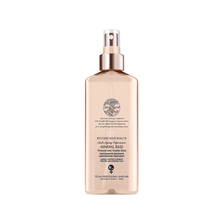 TECNA SPA Restore Hair Health Mineral Base – Moisturising Treatment De TECNA SPA Restore Hair Health Mineral Base is een professionele hydraterende behandeling voor behandeld, droog, verzwakt en gestrest haar. De formule is ontwikkeld binnen de SPA Anti-Aging Experience en helpt het haar intensief te verzorgen, te versterken en opnieuw een zachtere, soepelere en glanzendere uitstraling te geven. Volgens de verpakking is de formule verrijkt met Truffle Elixir en een anti-aging complex met onder andere bio-enzymen, organische zuren, mineralen, lipiden en koolhydraten. Belangrijkste voordelen - Intensieve hydratatie voor droog en gestrest haar - Helpt verzwakt haar sterker en veerkrachtiger te laten aanvoelen - Ondersteunt de verzorging van chemisch behandeld haar - Helpt droogte en een ruw haargevoel te verminderen - Verbetert zachtheid en doorkambaarheid - Geeft het haar een meer verzorgde en glanzende uitstraling - Met Truffle Elixir - Geschikt voor professioneel salon- en thuisgebruik Voor welk haartype? Bijzonder geschikt voor: - chemisch behandeld haar - droog en gedehydrateerd haar - beschadigd en poreus haar - verzwakt haar - dof haar - haar dat regelmatig gekleurd, ontkleurd of met warmte gestyled wordt Gebruiksaanwijzing Was het haar eerst met een geschikte shampoo. Verwijder overtollig water met een handdoek. Breng TECNA SPA Mineral Base gelijkmatig aan op de lengtes en punten. Verdeel zorgvuldig door het haar en kam indien nodig licht door. Laat het product volgens de gewenste verzorgingsintensiteit inwerken en vervolg de behandeling zoals aanbevolen binnen de TECNA SPA-routine. Bij gebruik als leave-in verzorging niet uitspoelen wanneer dit op de productverpakking wordt aangegeven. Professionele tip Besteed extra aandacht aan droge, poreuze en beschadigde zones. Gebruik bij fijn haar een kleinere hoeveelheid zodat het haar licht en luchtig blijft. Voor sterk behandeld haar kan de Mineral Base worden gecombineerd met andere producten uit de TECNA SPA Restore Hair Health-lijn voor een intensievere verzorgingsroutine. Resultaat Na gebruik helpt de behandeling het haar: - zachter te laten aanvoelen - soepeler te maken - beter handelbaar te maken - meer glans te geven - minder droog te laten ogen - een professioneel verzorgde finish te geven Premium webshoptekst TECNA SPA Restore Hair Health Mineral Base is een luxe professionele moisturising treatment voor droog, behandeld en gestrest haar. De verzorgende formule met Truffle Elixir helpt het haar intensief te hydrateren en ondersteunt een zachtere, sterkere en glanzendere uitstraling. Ideaal voor klanten die hun haar na kleuring, ontkleuring, chemische behandelingen of intensieve styling extra verzorging willen geven. Verkrijgbaar bij Flaka.be.