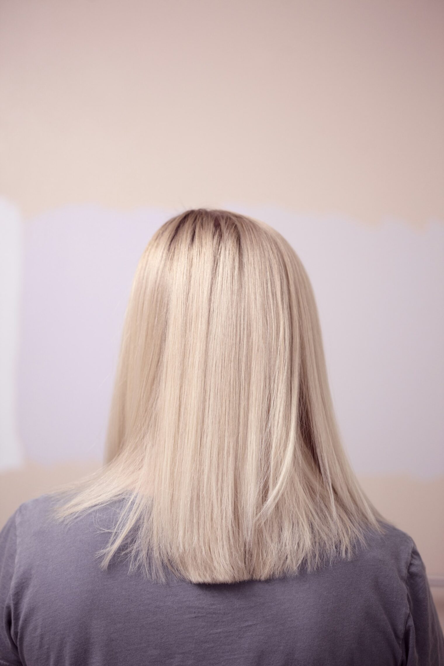 Vrouw met glad, koel blond haar van achteren