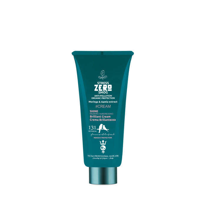 TECNA Stress Zero Smog #Cream Shine Brilliant Cream 131 De TECNA Stress Zero Smog #Cream Shine Brilliant Cream 131 is een professionele glans- en finishingcrème voor haar dat extra zachtheid, controle en een verzorgde uitstraling nodig heeft. De crème helpt het haar gladder te laten ogen, pluis beter onder controle te houden en geeft een elegante, glanzende salonfinish. Volgens de productverpakking bevat de formule Moringa- en Amla-extracten en biedt het product Heat/UV Protection. Belangrijkste voordelen - Geeft het haar extra glans - Helpt pluis en losse haren onder controle te houden - Maakt het haar zachter en gladder - Geeft een verzorgde en professionele finish - Ideaal voor droog, dof en weerbarstig haar - Geschikt als finishing product na föhnen of stylen - Met Moringa- en Amla-extracten - Heat/UV Protection volgens de verpakking - Geschikt voor professioneel salon- en thuisgebruik Voor welk haartype? Bijzonder geschikt voor: - droog haar - dof haar - pluizig haar - weerbarstig haar - steil, golvend of krullend haar - haar dat extra glans en controle nodig heeft Gebruiksaanwijzing Neem een kleine hoeveelheid TECNA #Cream Shine Brilliant Cream in de handpalmen. Wrijf het product kort warm tussen de handen. Verdeel daarna gelijkmatig over de lengtes en punten van droog of licht vochtig haar. Gebruik slechts een kleine hoeveelheid bij fijn haar. Niet uitspoelen. Style het haar daarna naar wens. Professionele tip Gebruik de crème als laatste stap van de stylingroutine. Breng vooral aan op de lengtes en punten en vermijd te veel product aan de haaraanzet. Voor een extra gladde salonfinish kan je het product na het föhnen licht over de buitenste haarlaag verdelen. Resultaat Na gebruik voelt en oogt het haar: - zachter - gladder - glanzender - beter gecontroleerd - minder pluizig - professioneel afgewerkt Premium webshoptekst TECNA Stress Zero Smog #Cream Shine Brilliant Cream 131 is een luxe finishingcrème voor klanten die op zoek zijn naar extra glans, zachtheid en controle. De formule helpt droog, pluizig en dof haar een gladde, verzorgde en elegante uitstraling te geven. Ideaal als finishing touch na het föhnen, stijlen of stylen. Verkrijgbaar bij Flaka.be.