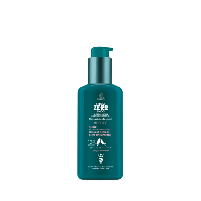 TECNA Stress Zero Smog #Drops Shine Brilliant Remedy 132 De TECNA Stress Zero Smog #Drops Shine Brilliant Remedy 132 is een professionele glansserum voor droog, dof, pluizig en moeilijk handelbaar haar. De lichte formule helpt het haar gladder, zachter en glanzender te maken zonder het zwaar te laten aanvoelen. Volgens de productverpakking bevat deze lijn Moringa- en Amla-extracten en biedt het product Heat/UV Protection. Belangrijkste voordelen - Geeft het haar extra glans - Helpt pluis en losse haren onder controle te houden - Maakt het haar zachter en gladder - Geeft een verzorgde, professionele finish - Ideaal voor droog en dof haar - Geschikt als finishing serum na föhnen of stylen - Met Moringa- en Amla-extracten - Heat/UV Protection volgens de verpakking - Geschikt voor professioneel salon- en thuisgebruik Voor welk haartype? Bijzonder geschikt voor: - droog haar - dof haar - pluizig haar - weerbarstig haar - steil, golvend of krullend haar - haar dat extra glans en zachtheid nodig heeft Gebruiksaanwijzing Breng een kleine hoeveelheid TECNA #Drops Shine Brilliant Remedy aan in de handpalmen. Verdeel het product gelijkmatig over de lengtes en punten van droog of licht vochtig haar. Gebruik slechts een kleine hoeveelheid bij fijn haar. Niet uitspoelen. Style het haar daarna zoals gewenst. Professionele tip Begin altijd met weinig product en bouw indien nodig op. Gebruik vooral op de lengtes en punten en vermijd te veel product aan de haaraanzet. Voor een extra glanzende salonfinish kan je het serum na het föhnen of stijlen als laatste stap aanbrengen. Resultaat Na gebruik voelt en oogt het haar: - zachter - gladder - glanzender - beter controleerbaar - minder pluizig - professioneel afgewerkt Premium webshoptekst TECNA Stress Zero Smog #Drops Shine Brilliant Remedy 132 is een luxe finishing serum voor klanten die extra glans, zachtheid en controle willen. De formule helpt droog en pluizig haar er gladder, gezonder en verzorgder uit te laten zien en is ideaal als laatste stap van een professionele stylingroutine. Verkrijgbaar bij Flaka.be.