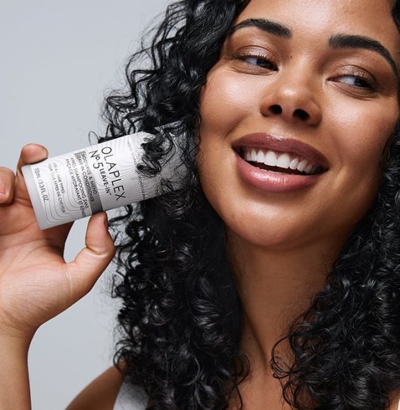 62172_olaplex_leave-in-conditioner-2-model_100ml_lifestyle